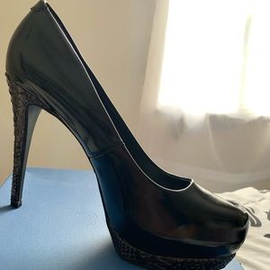 SimplyVeraWang black 5 in high heel. Right heel size 8 Left heel size 9.